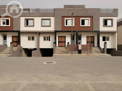 4 Bedroom Flat for Sale in Hadayek October, Giza - شقه للبيع في اكتوبر كمبوند متكامل استلام فوري مساحه مميز فيو جاردين