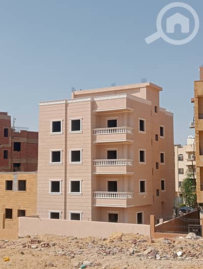 Residential Land for Sale in New Cairo, Cairo - عماره للبيع  التجمع الخامس مستثمرين الجنوبيه  على محور جمال عبد الناصر