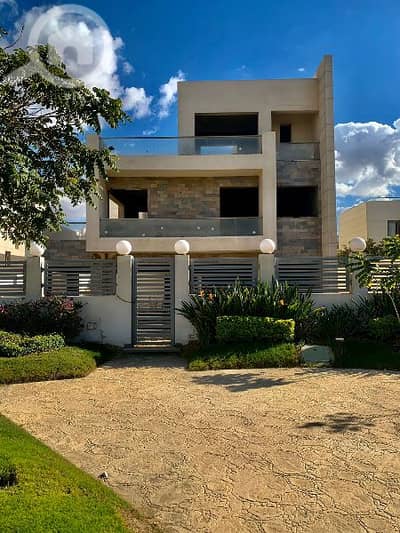 4 Bedroom Villa for Sale in Sheikh Zayed, Giza - استلم فورا فيلا بحمام سباحه 640m² امام هايبر وان فى Cleopatra Square