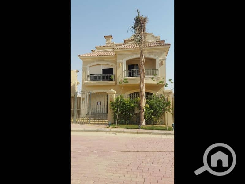 فيلا للبيع El Patio 5 East Compound بحمام سباحة