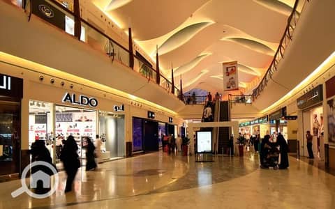 Retail for Sale in New Cairo, Cairo - بالتقسيط امتلك محل في التجمع الخامس 53 متر دور اول في مول intown بمقدم 10% لوكيشن مميز جدا واعلى ترافيك