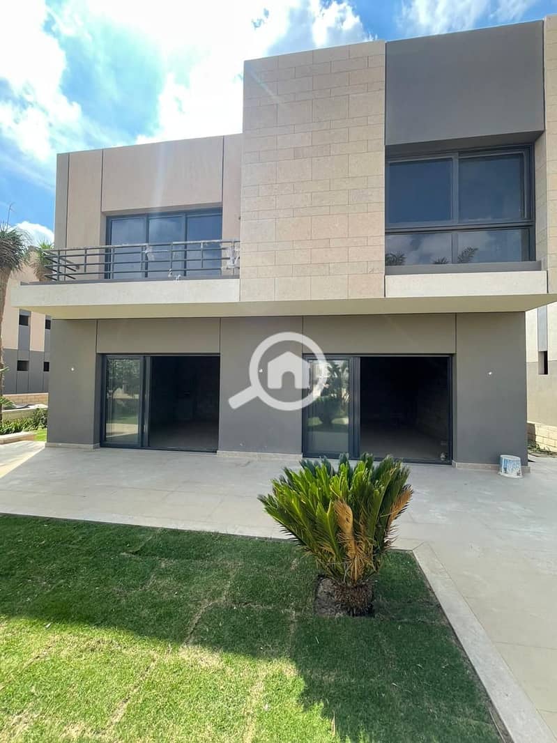 فيلا تاون هاوس للبيع سور بسور مع سولانا امام هايد بارك التجمع الخامس Townhouse villa for sale near to Solana in front of Hyde Park 5th