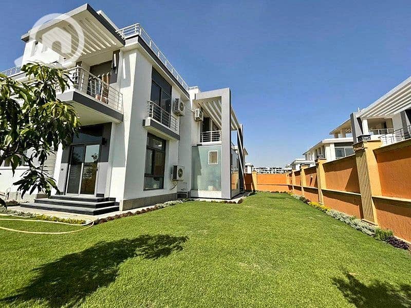 Villa shot (3 floors) for sale with facilities in front of the airport