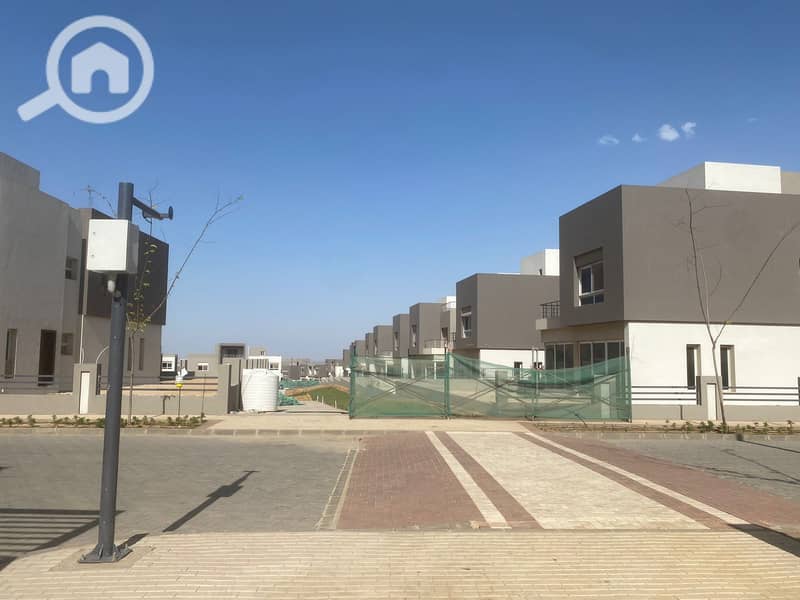 For sale, a townhouse with immediate delivery in Sheikh Zayed, in Etapa Compound,