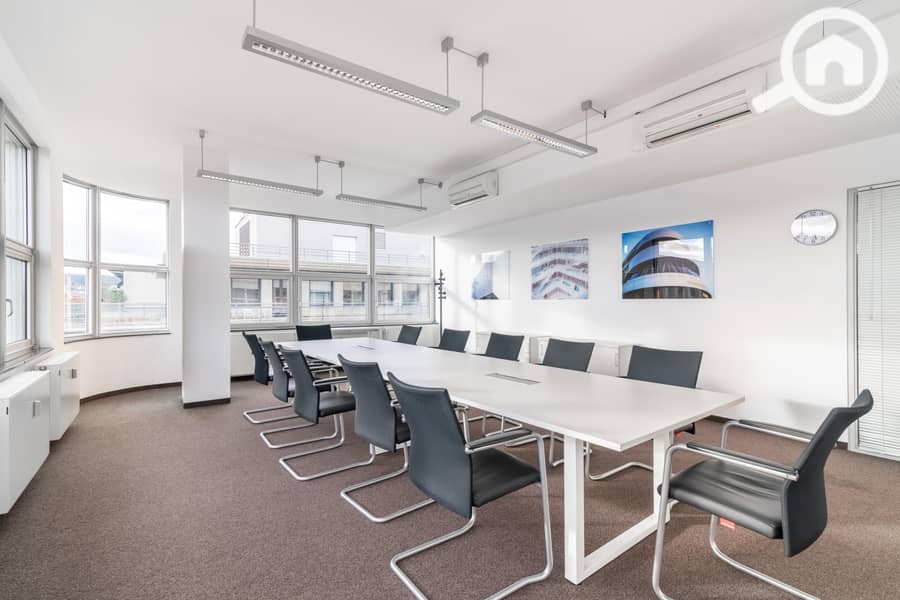 3 Regus Konigstrasse 10c 523 Stuttgart, Germany Large Meeting Room-min. jpg