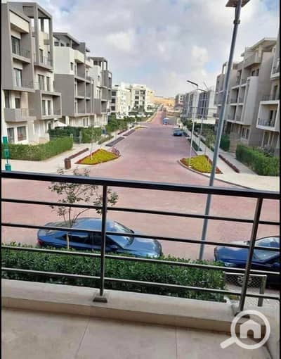 4 Bedroom Flat for Sale in New Cairo, Cairo - For sale a 4-room apartment with a distinctive roof on golf directly in front of Cairo Airport.