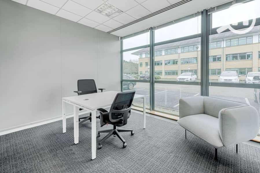 10 Regus Quatro House 216 Frimley UK Small Office - copia. jpg