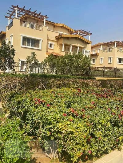 3 Bedroom Townhouse for Sale in New Cairo, Cairo - فيلا للبيع باميز سعر ولوكيشن فى هايد بارك Hyde Park التجمع الخامس