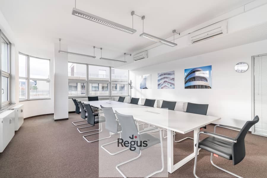 4 Regus Konigstrasse 10c 523 Stuttgart, Germany Large Meeting Room-min. jpg