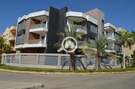 4 Bedroom Villa for Sale in New Cairo, Cairo - للبيع فيلا مستقلة تشطيب مودرن فى الحى الخامس بالتجمع الخامس